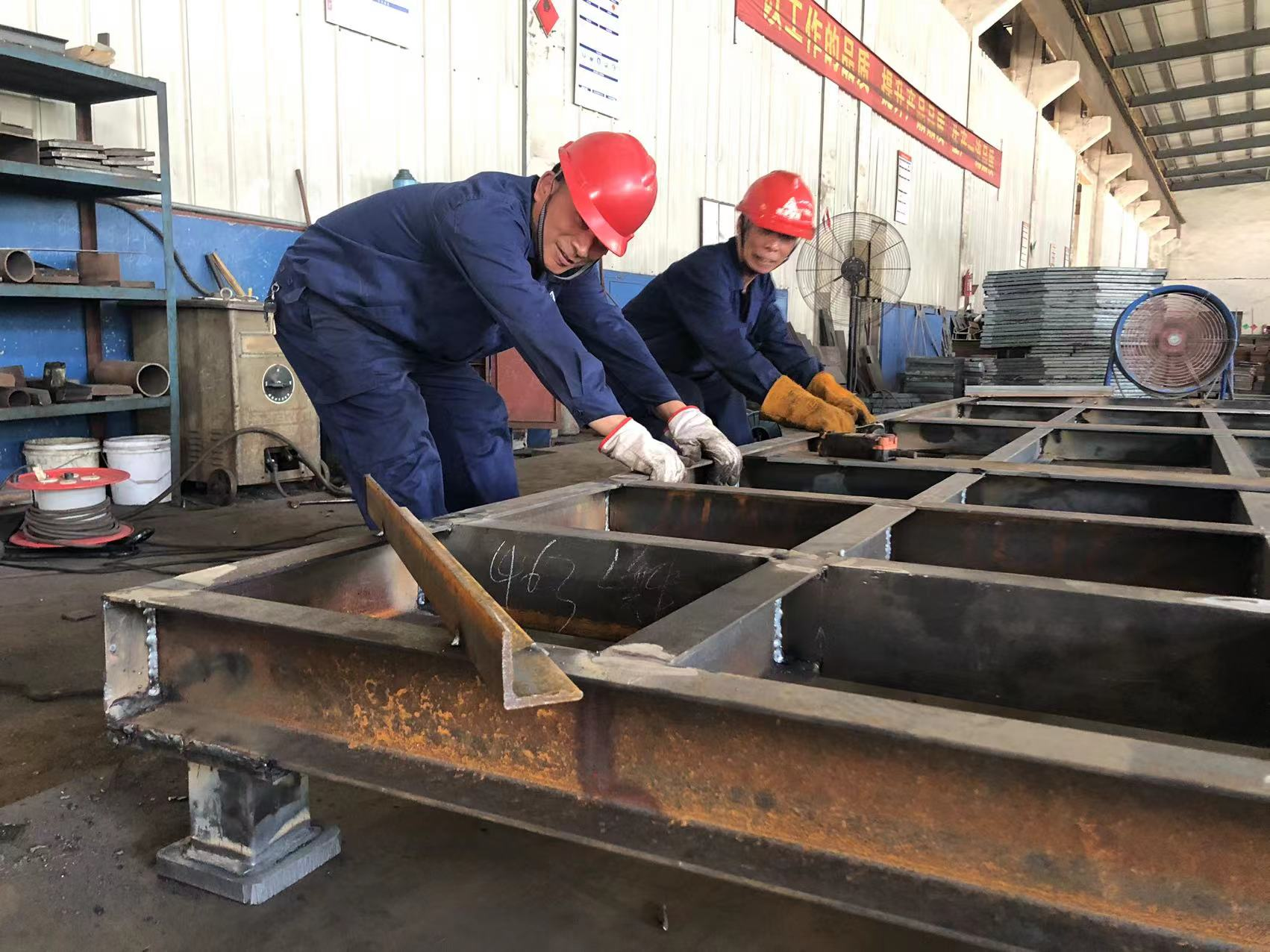 超凡国际集团一线员工在高温下的坚守