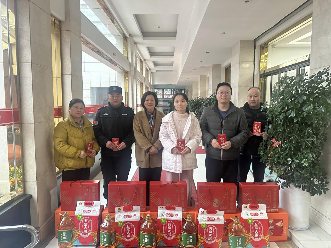 暖冬送关怀 同心迎新春——集团工会开展新春慰问活动